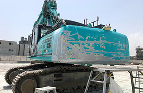 KOBELCO SK550DLC カウンターウエイト板金塗装